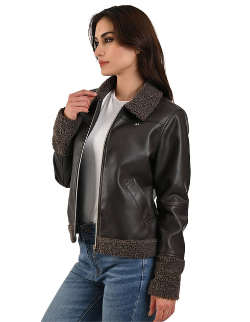 Chamarra café marca LEE con cuello de borrega para dama.